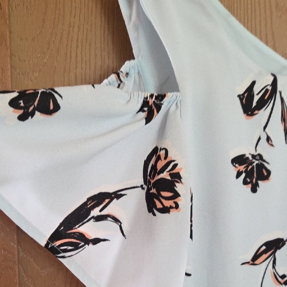 c & e Cold Shoulder Dress with Flutter Sleeves...fully Lined, Size Med - Picture 3 of 7